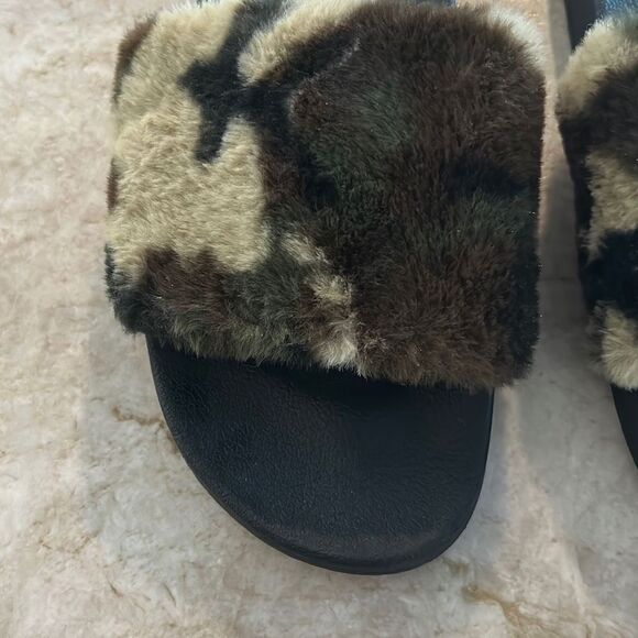 STEVE MADDEN Camo Fuzzy Slides - Picture 2 of 4